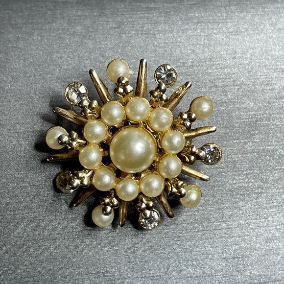 Tiered Pearl Bead & Rhinestone Snowflake Brooch Gold Tone Unsigned Vintage - Picture 1 of 6